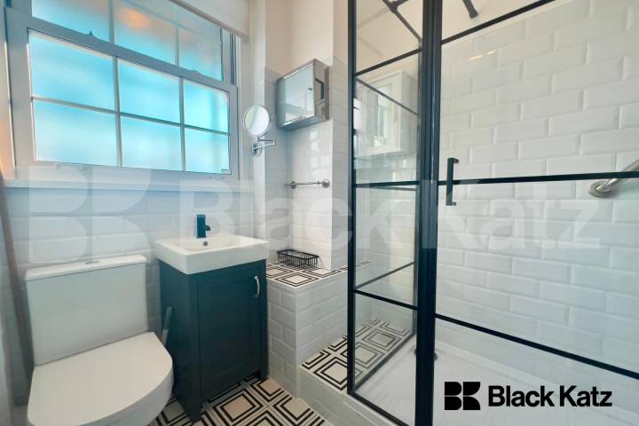 Bright and Spacious Three Bedroom Apartment in the Heart of London Bridge Devon Mansions - Tooley Street , London Bridge